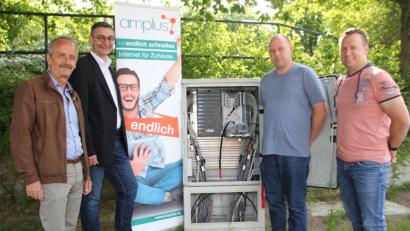 Von acht solcher Verteilerkästen fließt das "schnelle Internet" über Glasfaser bis ans Haus. Die Abnahme erfolgte durch Bürgermeister Hubert Zwack (links). Dass das Projekt zu einem guten Ende gebracht werden konnte, darüber freuten sich (von rechts) Projektleiter Eduard Maier, der technische Leiter Thomas Faltl und der Kommunalbetreuer Robert Scholz.  	Bild: frd