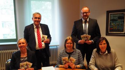 Viel Lob für den neuen Pflegeleitfaden gab es von Oberbürgermeister Kurt Seggewiß und Landrat Andreas Meier (stehend, von links). Erstellt haben die Schrift (sitzend, von links) AOK-Pflegeberaterin Gerti Späth und die Gleichstellungsbeauftragten Brigitte Menzel und Monika Langner.	Bild: sbü