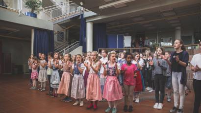 Schüler der Clausnitzer-Schule und des "Elly" singen und tanzen gemeinsam.  	Bild: Meister