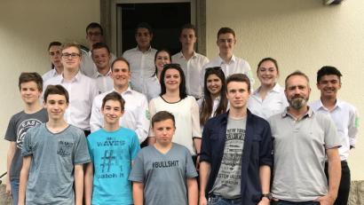 Die neue Vorsitzende heißt Catarina Siegler (Dritte von rechts). Sie übernimmt das Amt von Chiara Schwarz (Mitte). Zweiter Bürgermeister Eka Reber (vorne, rechts) freut sich über die aktive Truppe. 	Bild: arw