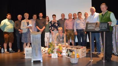 Beim Festabend, dem offiziellen Höhepunkt des Treffens, kommt es zum Austausch zahlreicher Geschenke.