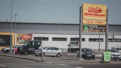 Im oft viel zu schnell befahrenen Hammerweg soll auf Höhe Netto eine Querungshilfe eingebaut werden, fordert die CSU.  	Bild: Meister