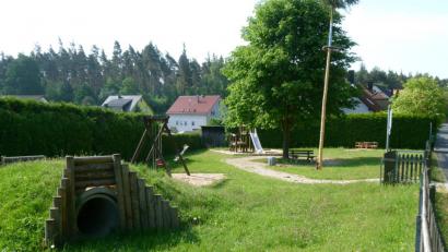 Drei neue Geräte aus Recyclingkunststoff werden die Mädchen und Buben bald auf dem Apfelbacher Spielplatz nutzen können.  	Bild: rn