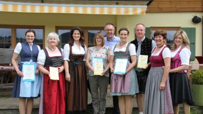 Drei "Goldene Gockel" für das Stiftland: Von links: Elisabeth und Monika Bauer ("Meuerhof"), Staatsministerin Michaela Kaniber, Sigrid und Alfons Schnurrer ("Romantikpension Frank'n Hof", Neualbenreuth), Franziska und Christian Schedl ("Gowerlhof", Tirschenreuth) sowie Vorsitzende Gerda Walser und stellvertretende Vorsitzende Angelika Soyer vom Landesverband Bauernhof- und Landurlaub.	Bild: exb/Landwirtschaftsminsterium