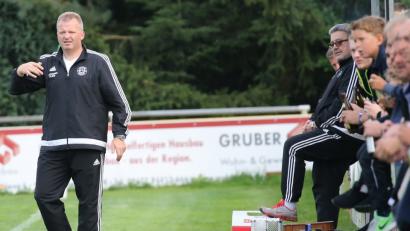 Fünf Jahre lang gab Erwin Zimmermann seinen Spielern Anweisungen. Am Samstag steht er zum letzten Mal beim FC Wernberg an der Außenlinie.  	Bild: Eger