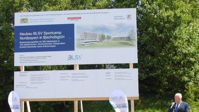 Vor der riesigen Info-Tafel hat sogar Joachim Herrmann Mühe, optisch nicht unterzugehen. Der Innenminister freut sich über das große Projekt.