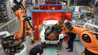 Kollege Roboter und die Digitalisierung bereiten vielen Arbeitnehmern Sorgen. Die überwiegende Mehrheit wünscht sich deshalb eine bessere Weiterbildung.  	Bild: Carmen Jaspersen/dpa