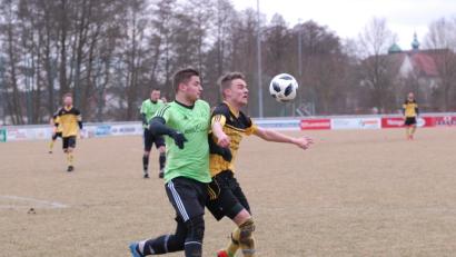 Im letzten Punktspiel will sich der FC Tirschenreuth Selbstvertrauen für die bevorstehende Abstiegsrelegation holen. Gegen den VfR Katschenreuth ist Justin Wagner (rechts) nach seiner Rotsperre wieder dabei.  	Bild: Gebert