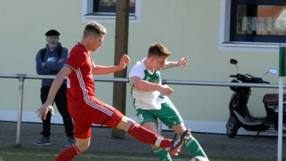 Mit dem Heimspiel gegen den 1. SC Feucht beendet der SV Mitterteich am Samstag die Landesliga-Saison 2017/18. Gefährdet ist der Einsatz von Simon Hecht (rechts), der sich die Nase gebrochen hat.  	Bild: Gebert