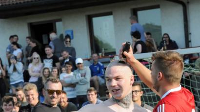 Die SG Marktredwitz machte am vergangenen Sonntag die Meisterschaft in der Kreisklasse Ost und damit den Aufstieg in die Kreisliga perfekt. Nach dem 5:0-Sieg gegen den SV Griesbach floss nicht nur der Sekt in Strömen. Johannes Zintl (links) bekam von seinem Teamkollegen Rudi Root einen "kostenlosen Haarschnitt" verpasst. 	Bild: hho