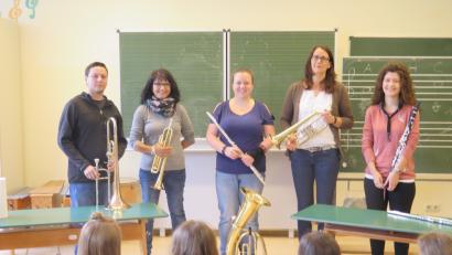 Bild: jzk
Renè Pascal Bauer, Rita Kunz, Anna Lena Würtenberger, Petra Dimper (Moderation) und Lena Reindl (von links) gaben sich große Mühe, die Zweitklässler in Kastl für ein Blech- oder Holzblasinstrument zu begeistern.