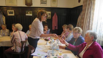 Bild: jzk
Bild (jzk)  (12), (5) Karin Bauer (stehend) erklärte den Senioren die vielfältigen Anwendungsmöglichkeiten der ätherischen Öle