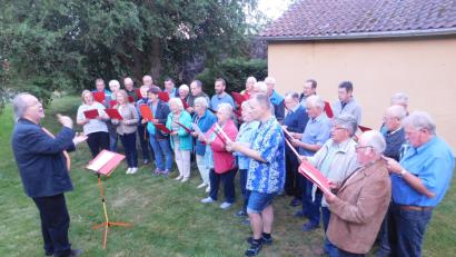 Bild: hai
Der für den ökumenischen Pfingstgottesdienst gebildete Projektchor aus Musikfreunden, Kulmianern und Gesangverein Trabitz unter Leitung von Heinz Schmidt (links) hat seinen ersten Azftritt. Bild:  hai