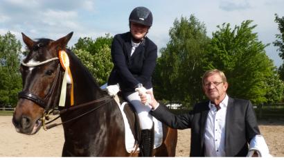Bild: exb
Die Siegerin der Pr&uuml;fung der Klasse S*, Nina Richter vom RC Schlo&szlig; Wernstein auf Don Etoile, freut sich &uuml;ber den Geldpreis der Stadt Tirschenreuth, den dritter B&uuml;rgermeister Norbert Schuller &uuml;berreicht.