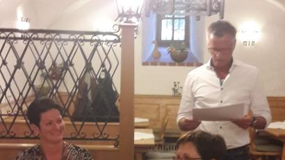 Bei der Jahreshauptversammlung des CSU-Ortsverbandes informierte Bürgermeister Hermann Falk (stehend) über aktuelle Termine der Stadtpolitik, die Ortsvorsitzende Birgit Birner (sitzend l.) blickte auf die Veranstaltungen des Berichtsjahres zurück. Mit im Bild (sitzend r.) die FU-Ortsvorsitzende Bärbel Birner.