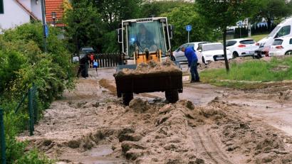 Am frühen Abend sind wie hier in der Willy-Brandt-Straße die Aufräumarbeiten im vollen Gang. Es bleibt aber überall beim Sachschaden.  	Bild: gf