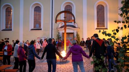 Bild: Neumann, Jochen
Meditativer Tanz um das gesegnete Pfingstfeuer vor der Pfarrkirche.