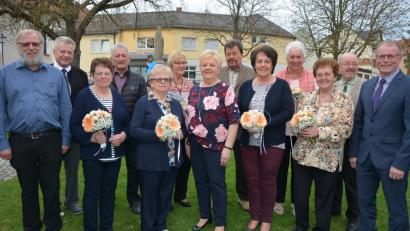 Langjährige Mitglieder zeichnet die KAB Konnersreuth aus. Das Bild zeigt (von links) Pfarrseelsorger Pater Benedikt Leitmayr, Hubert Schwan, Maria und Klaus Jäger, Bernadette Geyer, Angela Gennari, Vorsitzende Elisabeth Kien, Erich Gennari, Elisabeth Hamann, Maria Hamann, Maria und Adolf Dietz sowie Bürgermeister Max Bindl.  	Bild: jr
