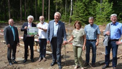 Die symbolische Übergabe des Förderbescheids am künftigen Standort der Marienkapelle mit (von links) Bürgermeister Max Bindl, Landrat Wolfgang Lippert, Pater Benedikt Leitmayr als Vertreter des "Konnersreuther Rings", Robert und Juliane Kutzer, Forstdirektor Gerhard Schneider und Wolfgang Wenisch vom Initiaktivkreis Tirschenreuth.  	Bild: jr