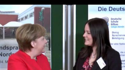 Viel Interesse an dem Auslandspraktikum, das Theresa Sollner (re) absolvierte zeigte Bundeskanzlerin angela Merkel.