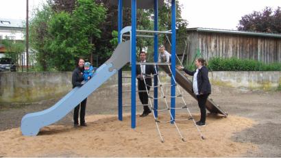 Neu gestaltet wurde der Spielplatz in der Wiesenstraße mti einem neuen Rutschenturm, der von den Kindern sofort gut angenommen wird. Die Kleinsten brauchen noch die Hilfe von Mama um hochzuklettern.