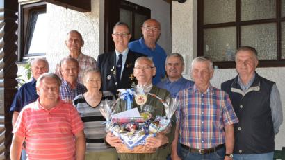 Soledad und Horst Huber feiern mit den ehemaligen Lokführerkollegen und dem Vertreter der 7er-Kameradschaft ihre Geburtstage.  	Bild: hcz