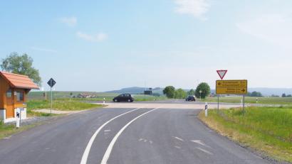 Viel Verkehr herrscht auf den Straßen auf der Wenderer Höhe. Die Dorfgemeinschaft hatte den Bau eines Kreisverkehrs angeregt. Davon verspricht sich das Staatliche Bauamt Amberg-Sulzbach aber wenig - die Gefahr von Unfällen würde dadurch nicht wirklich gebannt.	Bild: Schirmer