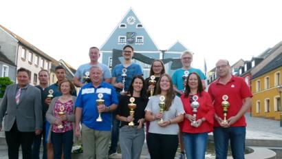 Die besten Kegler mit KSV-Vorsitzenden Harald Drobig und Schirmherrn Hubert Schug (links).  	Bild: rn