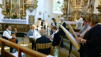 Die Klänge von Veeh-Harfen erfüllen die Maria-Hilf-Bergkirche.  	Bild: rn