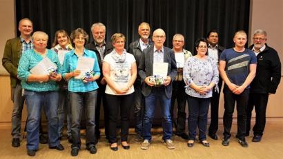 Zusammen mit den Pfarrgemeinderatssprechern überreicht Stadtpfarrer Edmund Prechtl (Fünfter von links) den ausgeschiedenen Ehrenamtlichen eine Dankesurkunde sowie eine kleine Anerkennung.  	Bild: mng