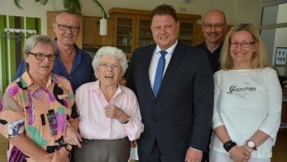 Ihren 90. Geburtstag feierte am Samstag Margareta Bügelmeyer (Dritte von links). Dazu gratulierten (von links) Gabriele und Detlef Tripke, 2. Bürgermeister Stefan Grillmeier sowie Norbert und Karin Bügelmeyer.  	Bild: jr