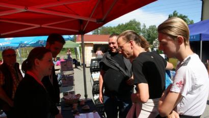 Das Land der „1000 Teiche“ stellten Stefanie Wenisch und Fabian Polster (2. bzw. 3. von links) interessierten Wanderern vor. Über die Arbeit der Geoparkranger und ihr Arbeitsumfeld informierte Joachim Fürnrohr (links). Bild: wro