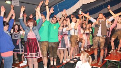 Die Konnersreuther Burschen sorgten mit ihrem Anhang für eine prächtige Stimmung im Festzelt.