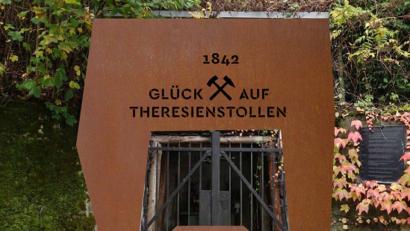 So soll an der

Station 1 Ambergs Montangeschichte aufgegriffen und visualisiert werden: 	Bildmontage:  	Büro Wilhelm
