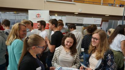 Schüler und Unternehmensvertreter führen bei der Studienmesse am Otto-Hahn-Gymnasium viele interessante Gespräche.  	Bild: fph