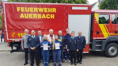 Die Siegergruppe Jugendfeuerwehr Wolfsbach 3 stellt sich mit den Ehrengästen zum Gruppenbild: Landtagsabgeordneter Harald Schwartz, Kreisjugendwart Sven Schmidt und Bürgermeister Joachim Neuß (von links) Kreisbrandrat Fredi Weiß, stellvertretender Kreisjugendwart Daniel Pohl (von rechts), stellvertretender Landrat Martin Weiß und Landtagsabgeordneter Reinhold Strobl (beginnend Dritter von rechts hinten).  	Bild: Kreisjugendfeuerwehr AS