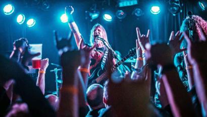"Old Mother Hell" aus Obrigheim war der Höhepunkt der dritten "Metal Night", die dem Rockmusikclub "Salute" in Rothenstadt erneut ein volles Haus bescherte.  	Bild: lst