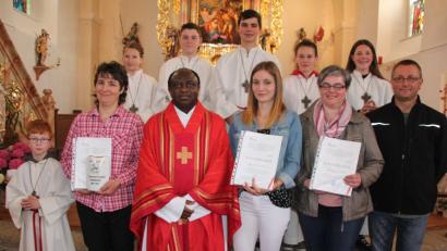 Ingeborg Weidhas (vorne 2, von links), Kathrin Kraus (vorne 3. von rechts) und Margit Meisl (vorne 2. von rechts) wurden von Pfarrrer Dr. Charles Ifemeje (3. von links) und Pfarrgemeinderatssprecher Gerhard Kraus (vorne rechts) verabschiedet. Mit auf dem Bild einige der Ministranten der Pfarrei.