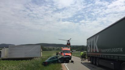 Nach dem folgenschweren Zusammenprall, den ein missglückter Überholvorgang ausgelöst hatte, musste einer der Unfallbeteiligten mit dem Rettungshubschrauber abtransportiert werden. 	Bilder: mab (2)