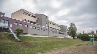 Links die Rutsche, rechts der Baum und dazwischen eine lange Böschung, auf der bald Spielgeräte für die Grundschüler aufgestellt werden.  	Bild: Lukas Meister