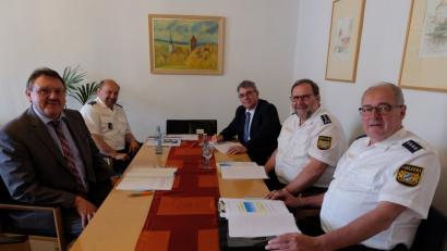 Zum Kriminal- und Verkehrsbericht treffen sich im Vilsecker Rathaus (von links) Bürgermeister Hans-Martin Schertl, Polizeihauptkommissar Manfred Plößner, Bürgermeister Norbert Bücherl, Erster Polizeihauptkommissar Manfred Weiß und Hauptkommissar Arno Schäffler.  	Bild: zip
