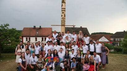 Fesch in Tracht stellen sich 28 Paare am Kirwabaum zum Gruppenbild auf.  	Bilder: exb (2)
