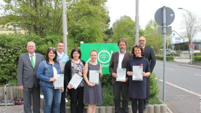 Sie setzen sich gemeinsam für das Präventionsprojekt Klasse 2000 ein (von links): Günter Uhr (AOK), Elke Schmid (Barbaraschule), Oliver Gräml (Lindenschule), Anja Decker (Dreifaltigkeitsschule,) Michaela Tobisch (Kreuzbergschule), Heinz Meinl (Hahnbach), Marion Weigl (Albert-Schweitzer-Schule) und AOK-Fachbereichsleiter Stefan Schmidt.  	Bild: AOK