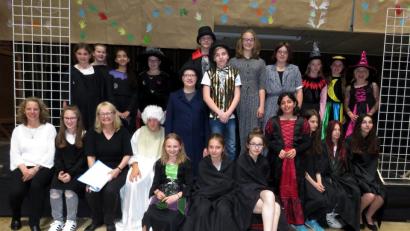 Eine starke und mutige Truppe: Regisseurin und Lehrerin Marianne Stangl (Dritte von links) und ihre Kollegin Sandra Müller (links) proben seit Januar mit der AG Theater und der AG Tanz den Goethe-Klassiker "Faust" ein.  	Bild: ubb