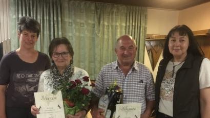 Bei der Reitsportgemeinschaft gibt es Urkunden für (von links) zweite Vorsitzende Agathe Platzer, Inge Iberl, Ottmar Iberl und Vorsitzende Christa Bauer.  	Bild: ptz