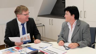 OB Michael Cerny und Pflegeexpertin Birgit Hübner im Gespräch über Hilfsangebote, die es für pflegende Angehörige gibt.  	Bild: Susanne Schwab