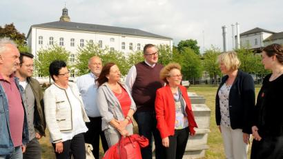 Die SPD-Stadtratsfraktion mit ihrer Vorsitzenden Birgit Fruth (Dritte von links) informiert sich bei der Hochschulpräsidentin Andrea Klug (Zweite von rechts) über Neuerungen an der OTH Amberg-Weiden.  	Bild: Stephan Huber