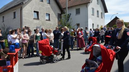 Der Ehrenpatenverein FFW Winklarn demonstrierte dass er sich in den nächsten Jahren kein Kopfzerbrechen über Nachwuchs machen muss.	Bild: bej