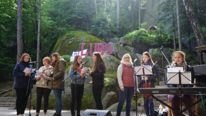 Das Chor- und Instrumentalensemble "Carpe diem" aus Waldershof sorgte am Pfingstsonntag für die musikalische Umrahmung des Jugendtags auf der Luisenburg. 	Bild: abi