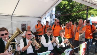 Besten Anklang fand wieder einmal die Egerländer Dorfmusik. Mehrere Einlagen steuerte auch der Männergesangverein Cantemus Gräveneck bei, der einen Ausflug für einen Besuch des Gänsangerfestes nutzte.  	Bilder: Franitza (2)